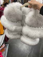 Load image into Gallery viewer, Fur capelet
